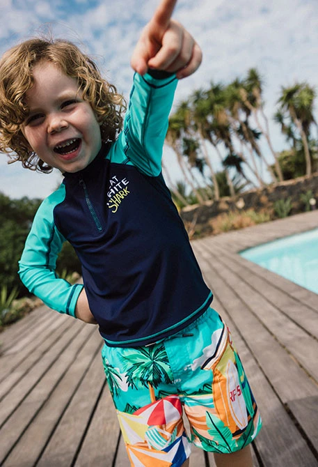 Maillot de bain en tissu recyclé pour garçon en bleu avec imprimé