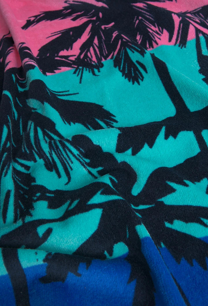 Toalha com estampado de palmeiras de menino em azul