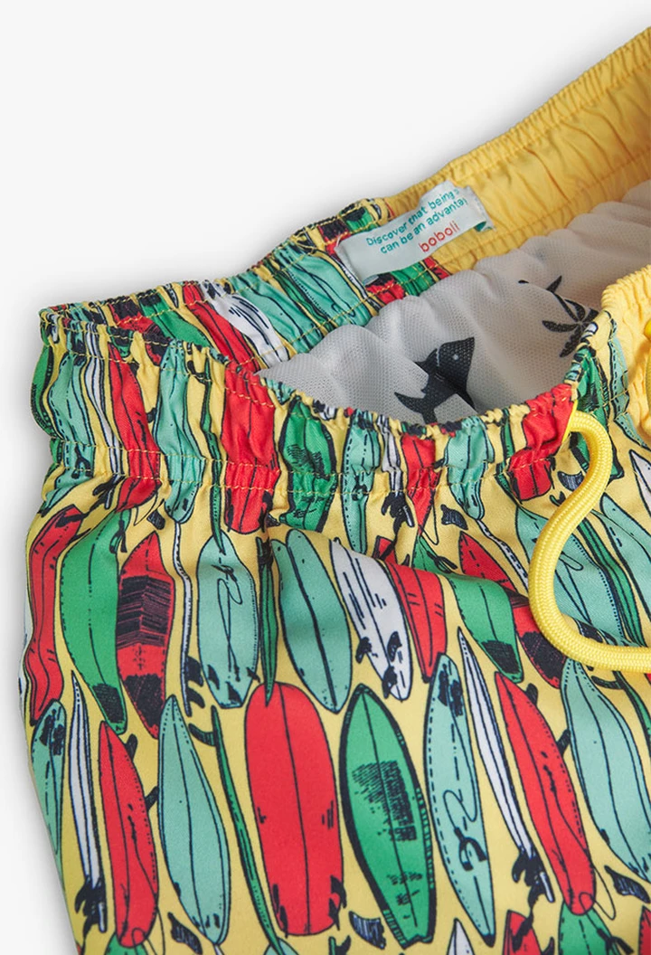 Bañador de niño estampado y de color amarillo