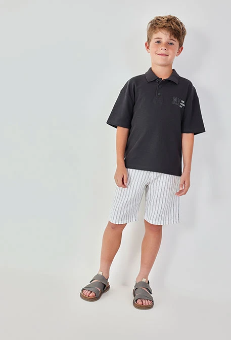 Bermudas de linho listadas brancas e pretas