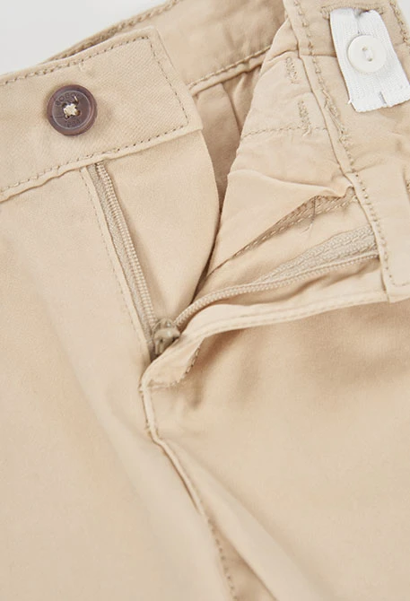 Elastische Satin-Hose für Jungen in Beige