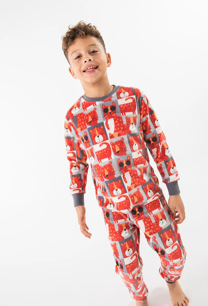 Pijama de veludo para menino em vermelho e com estampado