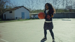 Niña con pelota Niña con pelota